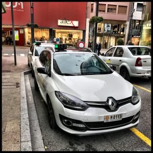 El servei de taxi d’Andorra amb Taxi llorenç t ajudarà a moure t per la capital i per tot el Principat d Andorra. Amb la possibilitat de transfers a l Aeroport de Barcelona i a l Aeroport de Toulouse. Aquí t’expliquem tots els detalls sobre la parada de l’estació d’autobusos. El servei de taxi d’Andorra et serà de gran ajuda durant la teva estada al Principat, especialment si arribes fins al nostre país en transport públic. En aquest cas, la parada de taxis de l’estació d’autobusos et servirà per continuar el viatge fins a la teva destinació concreta: un hotel, un allotjament rural o simplement una altra parròquia d’Andorra. Aquí t’oferim les dades més rellevants d’aquesta parada, juntament amb altres dades d’interès. Ubicació de la parada de taxi d’Andorra la Vella Aquesta parada de taxi d’Andorra la Vella es troba en un lloc immillorable: davant l’estació d’autobusos. És a dir, a uns 10 metres de l’entrada principal, on hi ha l’espai destinat per a la venda de bitllets. Així, podràs pujar-te al taxi només creuar el pas de vianants, situat a l’alçada de l’avinguda de Tarragona, 42-44. Si prefereixes reposar forces abans de continuar, just al costat tens el bar restaurant de l’estació i altres establiments de menjar ràpid, de menú i altres locals comercials. Veuràs els taxis aparcats en una petita zona d’estacionament delimitada amb pintura groga i el distintiu “taxi”. Altres parades de taxi En qualsevol cas, aquesta no és l’única parada de taxi d’Andorra la Vella i de la veïna Escaldes‑Engordany. N’hi ha moltes altres més! Per exemple, a l’avinguda de Meritxell, 94-96, també a la capital i en un lloc estratègic, ja que aquest és un dels carrers amb més activitat comercial del Principat, amb botigues de moda i accessoris, botigues de cosmètica, d’electrònica i una infinitat de possibilitats. A Escaldes‑Engordany, que forma el mateix nucli urbà que Andorra la Vella, n’hi ha un altra. Una és la de l’Hospital de Meritxell, davant de l’entrada principal d’aquest centre mèdic, el més important del Principat.  A més, trobaràs una altra parada a l’avinguda de Carlemany, 35, davant de l’Oficina de Turisme d’aquest comú. En qualsevol cas, pots visitar el web del departament de Mobilitat per consultar totes les parades de la capital i de la resta de parròquies, que en total sumen més d’una vintena. Tot i això, si no trobes cap taxi quan siguis en alguna d’aquestes parades, sempre tens l’opció d’aturar-ne un quan el tinguis al teu abast sense necessitat d’acudir a la parada més propera. A diferència d’altres països, a Andorra és totalment legal i veuràs molts taxis circulant pels nostres carrers. On ampliar informació sobre els taxis Si necessites ampliar informació sobre els taxis d’Andorra o bé vols trucar per sol·licitar una recollida, pots prendre nota de les dades de contacte de Taxi Llorenç Andorra . T. +376320894 (WhatsApp) A més, hi ha aplicacions per a mòbil que pots utilitzar per sol·licitar els serveis d’un taxi en qualsevol punt del Principat. Taxitronic és una de les opcions que tens a la teva disposició i és vàlida tant per a iOS com per a Android. Consulta les parades de taxi d’Andorra i altres serveis que et poden interessar.