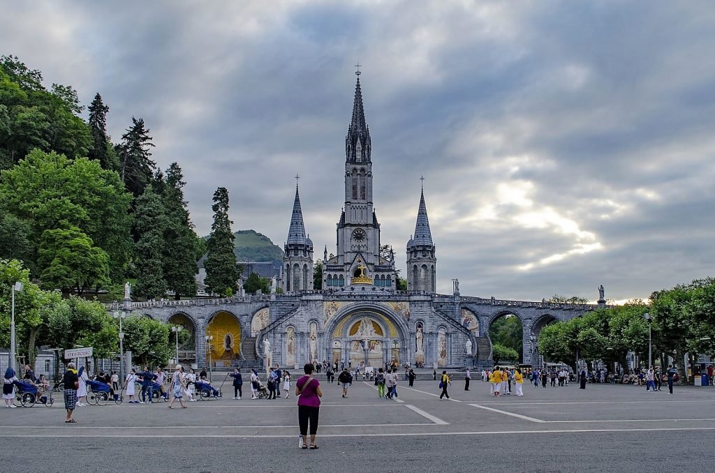 Organice su visita del santuario de Nuestra Señora de Lourdes para disfrutar plenamente de este lugar mundialmente conocido desde Andorra con nuestro Taxi
