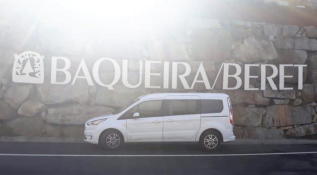 Taxi Andorra. Situats a Andorra fem serveis a la Vall d'Aran, al cor dels Pirineus i a l'estació d’esquí de Vaquèira Beret, Vielha, Toulouse i Barcelona.