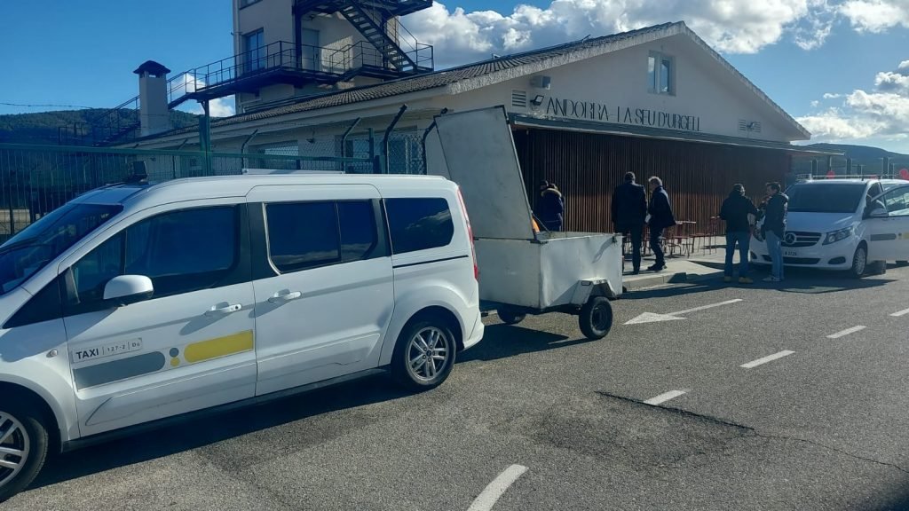 ¿Son muchos los que viajan a Andorra? ¿Llevan mucho equipaje? En Taxi Andorra estamos preparados para el volumen de equipaje, esquís, maletas que ustedes precisen. Llame a Taxi Andorra, otros le dirán necesita dos taxis con nosotros, solo pagará un taxi.