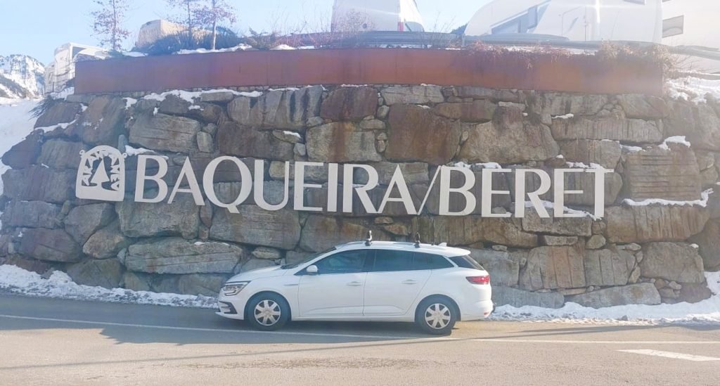 Disfrute del viaje de Andorra a Lleida hasta el Vielha. Llegada al hotel en Baqueira Beret, Valle de Arán, después de viajar al aeropuerto de Toulouse, le recogeremos en la estación de Ave o en el aeropuerto de Lleida o en el Hotel Plaza de Andorra la Vella. Disfruté de un viaje inolvidable desde Andorra a Lleida y continué hasta Vielha. Arribe cómodamente al hotel en Baqueira Beret, ubicado en el pintoresco Valle de Arán. Tras su llegada al aeropuerto de Toulouse, nuestro servicio le recogerá en la estación de AVE o en el aeropuerto de Lleida, o en el Hotel Plaza de Andorra la Vella. Con www.TaxiAndorra.eu, su confort y tranquilidad están garantizados en todo momento. ¡Viva una experiencia de viaje sin preocupaciones y disfrute del esplendor de los Pirineos! 🏔️✨