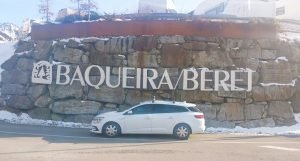 Disfrute del viaje de Andorra a Lleida hasta el Vielha. Llegada al hotel en Baqueira Beret, Valle de Arán, después de viajar al aeropuerto de Toulouse, le recogeremos en la estación de Ave o en el aeropuerto de Lleida o en el Hotel Plaza de Andorra la Vella. Disfruté de un viaje inolvidable desde Andorra a Lleida y continué hasta Vielha. Arribe cómodamente al hotel en Baqueira Beret, ubicado en el pintoresco Valle de Arán. Tras su llegada al aeropuerto de Toulouse, nuestro servicio le recogerá en la estación de AVE o en el aeropuerto de Lleida, o en el Hotel Plaza de Andorra la Vella. Con www.TaxiAndorra.eu, su confort y tranquilidad están garantizados en todo momento. ¡Viva una experiencia de viaje sin preocupaciones y disfrute del esplendor de los Pirineos! 🏔️✨